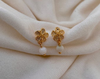 Pendientes dorados con flor de oro fino y cuentas de nácar