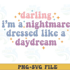Pode incluir: Um design digital com o texto "darling, i'm a nightmare dressed like a daydream" em um estilo de fonte retrô com cores rosa, roxo e azul. O texto é cercado por pequenas estrelas douradas.