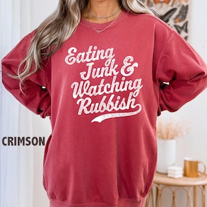 Sudadera navideña "Home Alone" de Comfort Colors: Camiseta "Comiendo comida chatarra y viendo basura"