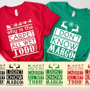 Puede incluir: Dos camisetas de temática navideña con un esquema de color rojo y verde. La camiseta roja dice "¿Por qué la alfombra está toda mojada Todd?" y la camiseta verde dice "No lo sé Margo".