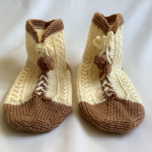 Hand-knit bootie socks with lace-up look, thick, soft and flexible. It keeps your feet warm in winter.