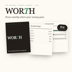 Könnte beinhalten: Ein schwarzer persönlicher Finanzplaner mit dem Titel WORTH und dem Untertitel Know exactly where your money goes. Der Planer zeigt interne Seiten, darunter einen Abschnitt Monthly Budget mit Einkommens- und Ausgabenkategorien.