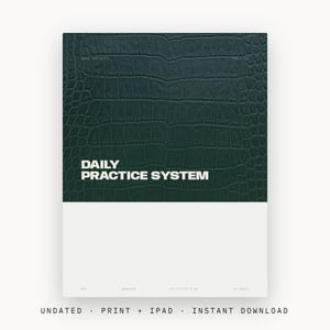 Könnte beinhalten: Ein rechteckiges digitales Planer-Cover mit einer dunkelgrünen Krokodilleder-Textur auf der oberen Hälfte und einem einfarbigen weißen Bereich auf der unteren Hälfte. Der Text DAILY PRACTICE SYSTEM ist in fetten weißen Großbuchstaben gedruckt.