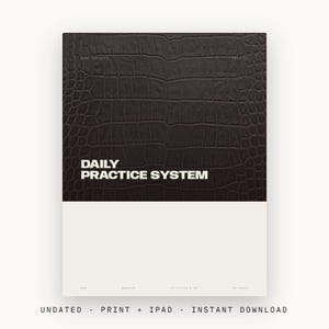 Könnte beinhalten: Ein rechteckiger Planer-Einband mit einer dunkelbraunen Krokodilleder-Textur auf der oberen Hälfte und einem cremefarbenen unteren Bereich. Der Text DAILY PRACTICE SYSTEM ist in Weiß in der Mitte gedruckt. Kleiner Text lautet GIRL SOCIETY VOL 01.