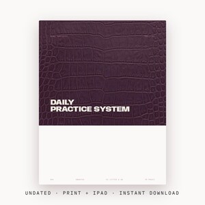 Könnte beinhalten: Ein rechteckiger Planer-Einband mit einer dunkelvioletten Krokodilleder-Textur. Der Text DAILY PRACTICE SYSTEM ist in Weiß in der Mitte aufgedruckt. Kleinerer Text lautet NINE SOCIETY, VOL 01, UNDATED, PRINT + IPAD, INSTANT DOWNLOAD.
