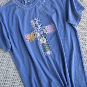 以下が含まれることがあります： 斑点のあるマット仕上げのセラミックマグカップ3個セット。マグカップはクリーム色、ライトグレー、ダークグレーの色合いです。各マグカップはシンプルでミニマリストなデザインで、コーヒーや紅茶に最適です。