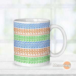 Puede incluir: Taza de cerámica blanca con un colorido patrón geométrico en azul, naranja y verde. El diseño presenta bandas horizontales de varias formas y líneas. La taza tiene un asa curva y es adecuada para bebidas frías o calientes.