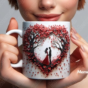 Może przedstawiać: Biały kubek ceramiczny z czerwonym sercem, na którym widnieje sylwetka pary. Serce otoczone jest czerwonymi i białymi sercami. Kubek trzyma osoba z czerwonymi włosami.