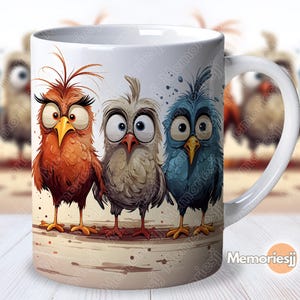 Puede incluir: Taza de cerámica blanca con una ilustración de dibujos animados de tres pájaros con ojos grandes. Los pájaros son naranja, marrón y azul. La taza tiene un asa blanca.