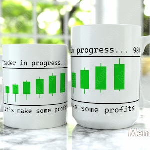 Puede incluir: Dos tazas de café blancas con texto negro y gráficos de barras verdes. El texto en las tazas dice "Trader in progress... 98% Let's make some profits" y "Trader in progress... Make some profits".