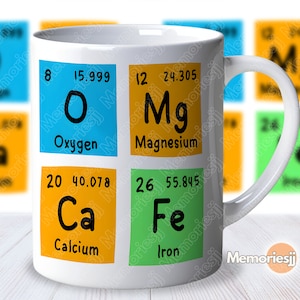 Könnte beinhalten: Eine weiße Keramiktasse mit einem farbenfrohen Periodensystem-Design. Die Tasse zeigt die chemischen Symbole und Namen für Sauerstoff, Magnesium, Kalzium und Eisen. Die Tasse hat einen schwarzen Henkel.