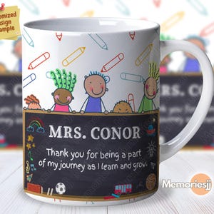 Puede incluir: Taza de cerámica blanca con un diseño de pizarra negra que dice "MRS. CONOR Gracias por ser parte de mi viaje mientras aprendo y crezco." La taza tiene un diseño colorido de lápices de colores y niños en la parte delantera.