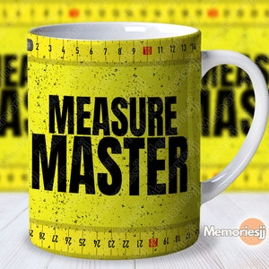 Op de afbeelding: Een gele keramische mok met een zwart-wit ontwerp van een meetlint en de tekst "MEASURE MASTER".