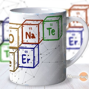 Könnte beinhalten: Weiße Keramiktasse mit einem farbenfrohen Design aus chemischen Elementsymbolen in 3D-Würfeln, die durch Linien verbunden sind. Die Symbole sind "O", "Na", "Te" und "Er".