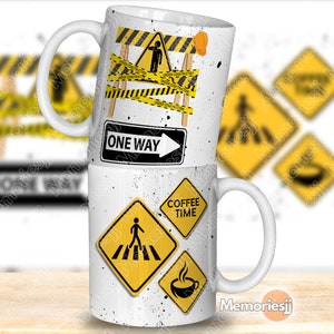 Op de afbeelding: Witte keramische mok met een geel en zwart bouwthema. De mok heeft een geel bord met de tekst "COFFEE TIME" en een zwart silhouet van een persoon die loopt. Er is ook een geel bord met een zwart silhouet van een kopje koffie met stoom die eruit komt. De mok heeft een zwart handvat.