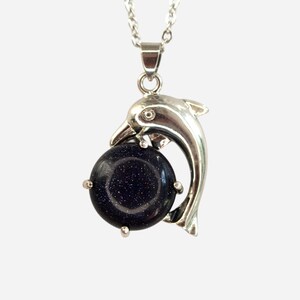 Collar con colgante de piedra preciosa artificial de delfín de piedra dorada azul, cadena de 50 cm con bolsa, joyería, piedra curativa, chakras, Reiki, envío gratuito al Reino Unido