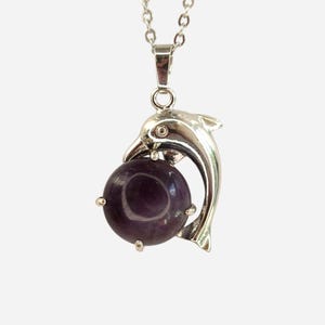 Collar con colgante de piedra preciosa natural de delfín y amatista, cadena de 50 cm con bolsa, joyería, piedra curativa, chakras, Reiki, envío gratuito al Reino Unido.