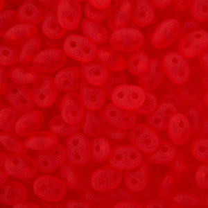 Könnte beinhalten: Nahaufnahme eines Stapels kleiner, roter, ovaler Perlen mit jeweils zwei Löchern. Die Perlen sind aus Glas und haben eine matte Oberfläche.