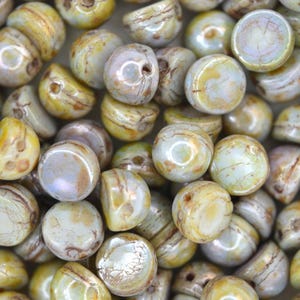 20x Czechmates Cabochon 7 mm glaskralen met twee gaten, glanzend groen/ondoorzichtig wit. Unieke kralenbenodigdheden voor het maken van sieraden, Tsjechië.