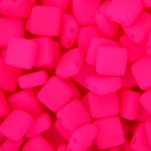 25x Czechmates Tile Tschechische Perlen 6 x 6 mm Neon Pink Quadrat Zwei Loch Einzigartige Perlenzubehör Schmuckherstellung Tschechische Republik
