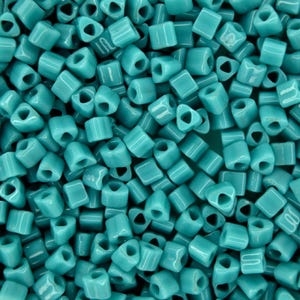 10 g TOHO 8/0 Dreieckige japanische Rocailles, 3 mm, 55 Stück, undurchsichtig, türkis, Schmuckherstellung, Bastelbedarf, Perlenweben, Perlenarbeiten
