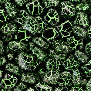 Cuentas de vidrio checo Matubo Ginko Duo de 10 g, 7,5 x 7,5 mm, color verde azabache iónico, de alta calidad, para joyería, con forma única y dos agujeros.