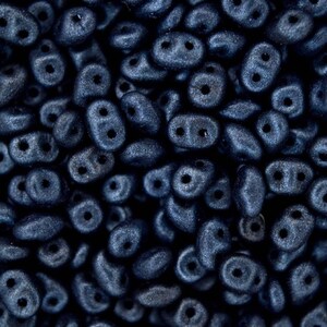 Cuentas checas Matubo Superduo de 2,5 x 5 mm, gamuza metálica mate, color azul oscuro, para bisutería, Chequia, 10-50 g