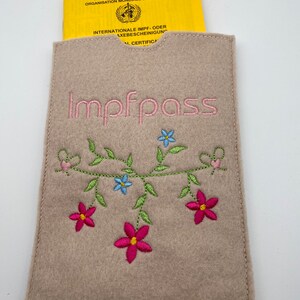 Handgemachte Filz-Impfpasshülle mit Blumendesign – Individueller Impfausweis Schutz in hübschem floralen Stil