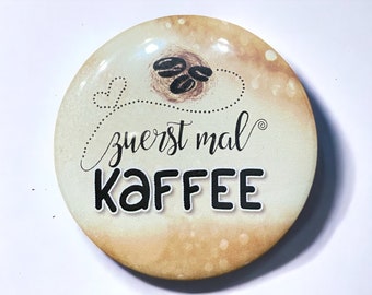 Button mit Spruch "zuerst mal Kaffee", Pin in 58mm Größe, Ansteck Pin personalisierbar