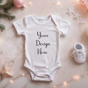 Mockup di body per neonati Mock up per neonati Mockup per crescita del bambino Mockup di pagliaccetto Body per neonato a coste Mockup di Natale Mockup di un pezzo di Natale per bambino
