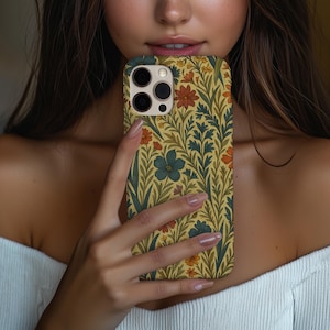 iPhone-hoesje in William Morris-stijl – vintage bloemenomslag met wilde bloemen, donkere cottagecore-esthetiek, botanische kunst, cadeau voor haar #426