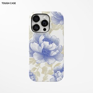 Funda floral azul para iPhone: Estampado de peonías inspirado en porcelana, estética botánica vintage, elegante funda de teléfono estilo chinoiserie, regalo n.° 440