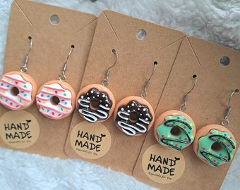 Donut oorbellen, chocolade, doughnuts, sprinkles, groene oorbellen, eten, snoep, discodip, snacks, fun food, zomer oorbellen, roze donut