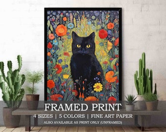 Può includere: Stampa incorniciata di un gatto nero seduto in un campo di fiori colorati. La stampa è disponibile in 4 dimensioni e 5 colori, ed è stampata su carta fine art. È anche disponibile come stampa solo (senza cornice).