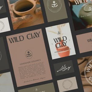 Op de afbeelding: Een verzameling branding-elementen voor een pottenbakkerij genaamd "Wild Clay". Het logo bevat een gestileerde bloem met een eenvoudig, modern ontwerp. De tekst "Wild Clay" is geschreven in een vetgedrukt, sans-serif lettertype. De tagline "Handmade Ceramics" is ook inbegrepen. De branding-elementen worden weergegeven op verschillende achtergronden, waaronder bruin papier, zwart papier en een close-up van een kleipot.
