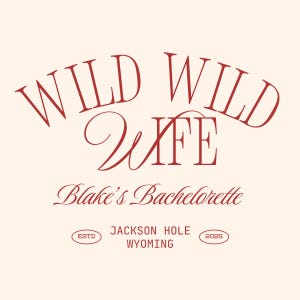 Op de afbeelding: Een cr&egrave;mekleurige afbeelding met de woorden "WILD WILD WIFE" in een bordeauxrood script. Daaronder staat "Blake's Bachelorette" en "Jackson Hole Wyoming" met "ESTD" en "2025" in cirkels.