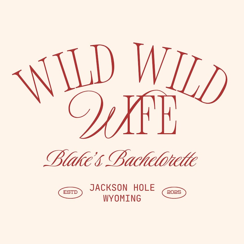 Op de afbeelding: Een cr&egrave;mekleurige afbeelding met de woorden "WILD WILD WIFE" in een bordeauxrood script. Daaronder staat "Blake's Bachelorette" en "Jackson Hole Wyoming" met "ESTD" en "2025" in cirkels.
