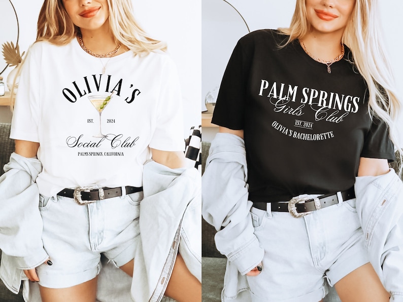K&ouml;nnte beinhalten: Zwei wei&szlig;e T-Shirts mit schwarzem Text. Das erste Shirt sagt "Olivia's Social Club" mit einer Martini-Glasgrafik. Das zweite Shirt sagt "Palm Springs Girls Club Olivia's Bachelorette".