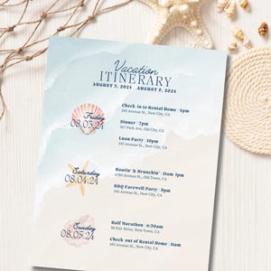 Könnte beinhalten: Ein blauer und weißer Urlaubsplan mit Muschel-Design. Der Reiseplan enthält Daten, Uhrzeiten und Orte für Aktivitäten wie Abendessen, eine Luau-Party, Bootfahren und einen Halbmarathon.
