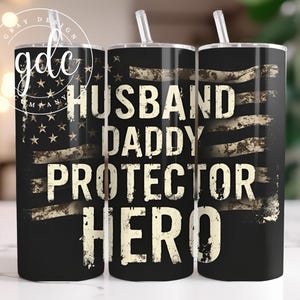 Puede incluir: Tres vasos negros y blancos con un diseño de bandera estadounidense desgastado. El texto "Husband Daddy Protector Hero" está impreso en blanco en los vasos.