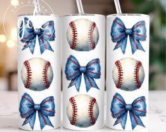 Puede incluir: Tres vasos blancos con un diseño de béisbol y lazo azul. Las pelotas de béisbol son blancas con costuras rojas y los lazos son azules con acentos rojos.