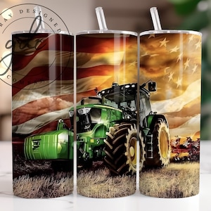 Könnte beinhalten: Ein grüner Traktor vor einem roten, weißen und blauen amerikanischen Flaggenhintergrund. Der Traktor steht auf einem Feld mit grünem Gras und einem Sonnenuntergangshimmel.
