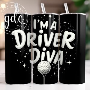Puede incluir: Vaso negro con el texto "I'm a Driver Diva" en blanco, junto con un gráfico de pelota de golf. El vaso tiene una tapa y una pajita plateadas. El fondo es negro con detalles de estrellas blancas.