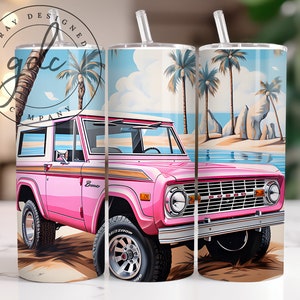 Puede incluir: Un Ford Bronco rosa con techo blanco y una franja marrón está estacionado en una playa con palmeras y agua azul. El Bronco tiene un parachoques y ruedas cromadas. El fondo es un cielo azul con nubes blancas.
