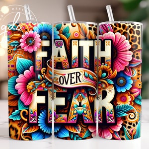 Pode incluir: Um copo vibrante com um design floral e as palavras "FAITH OVER FEAR". O copo apresenta flores rosa, azuis e amarelas sobre um fundo de estampa de leopardo e preto. Inclui um canudo.