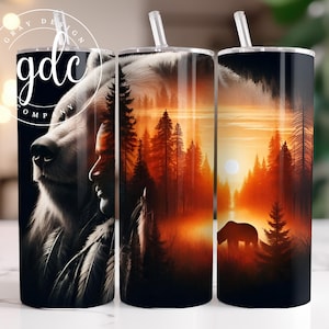 Puede incluir: Un juego de tres vasos de acero inoxidable con un diseño inspirado en la naturaleza. Los vasos presentan un lobo blanco, una escena de bosque con una puesta de sol y un oso en una escena de bosque. Los vasos son perfectos para mantener las bebidas frías o calientes.
