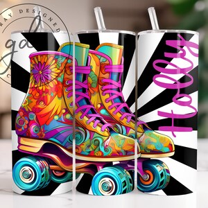 Puede incluir: Un diseño de patines de ruedas psicodélico y colorido sobre un fondo rayado blanco y negro. Los patines de ruedas son rosas, amarillos y azules con detalles florales. El texto "Holly" está escrito en rosa en el lado derecho de la imagen.