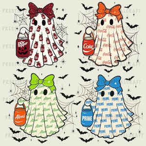 Pode incluir: Quatro ilustrações de fantasmas de Halloween. Cada fantasma tem uma cor de laço e um padrão diferente: Dr. Pepper, Coca-Cola, "Alani" e "Prime". Cada fantasma segura um balde de doces ou travessuras e é cercado por morcegos, aranhas e teias de aranha.