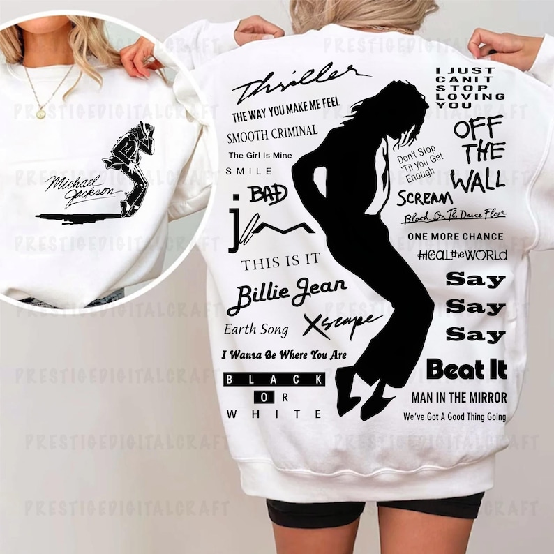 K&ouml;nnte beinhalten: Wei&szlig;es Sweatshirt mit einer schwarzen Silhouette von Michael Jackson in einer Tanzpose. Auf der R&uuml;ckseite des Sweatshirts befinden sich Songtitel und Texte aus seinen Alben, darunter "Thriller" und "Billie Jean". Die Vorderseite hat ein kleineres Bild von Michael Jackson.