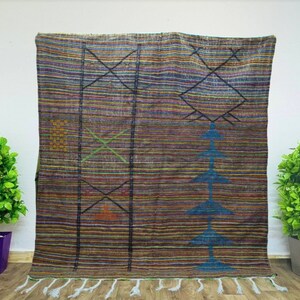 Alfombra marroquí a rayas de colores, alfombra de área boho hecha a mano, textil tejido a mano, decoración artesanal del hogar.